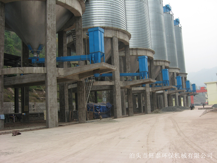 甘肅天水水泥廠庫側(cè)散裝機(jī)除塵器正常運行 甘肅天水水泥廠庫側(cè)散裝機(jī)除塵器正常運行